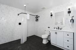 Ryann’s King Suite Haven near Majestic Yosemite
