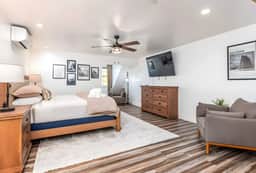 Emma's Escape: King Suite w/ Plush Comforts - Image 5
