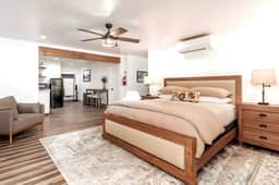 Emma's Escape: King Suite w/ Plush Comforts - Image 4