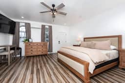 Kinslee's King Suite at Yosemite's Doorstep