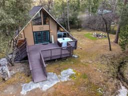 Family A-frame with hot tub minutes from Bass Lake - Image 5