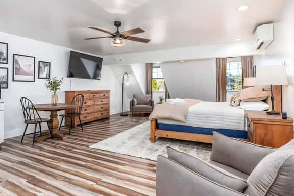The Four Daughters Inn – The Entire 5 Suite Hotel - Image 1