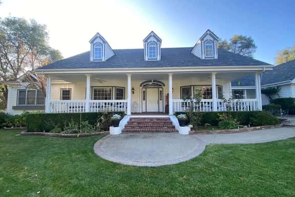 Pinkies Place — Hot Tub Retreat, Sleeps 10+ - Image 1