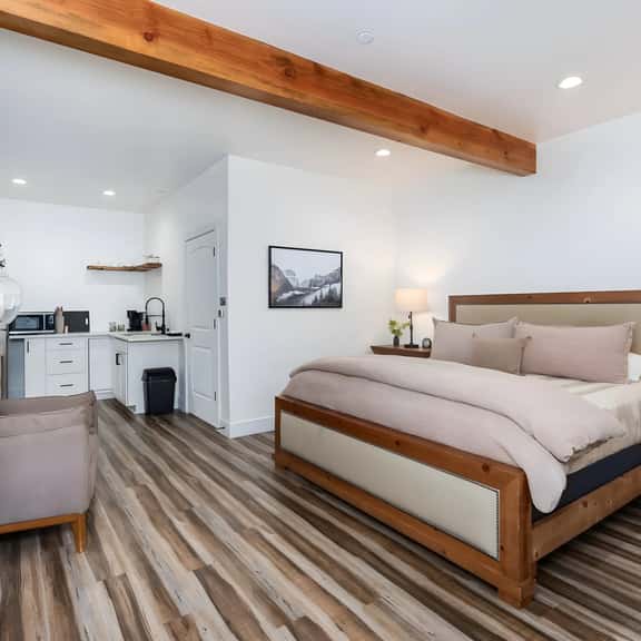 Yosemite Oasis: Kassidy King Suite w/ Luxe Bedding - Image 1