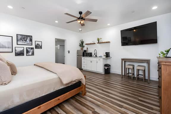 Ryann’s King Suite Haven near Majestic Yosemite - Image 2