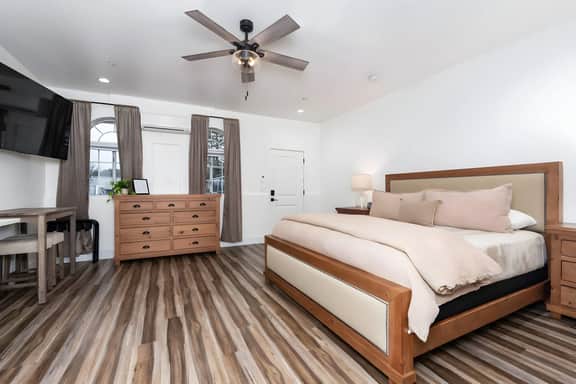 Ryann’s King Suite Haven near Majestic Yosemite