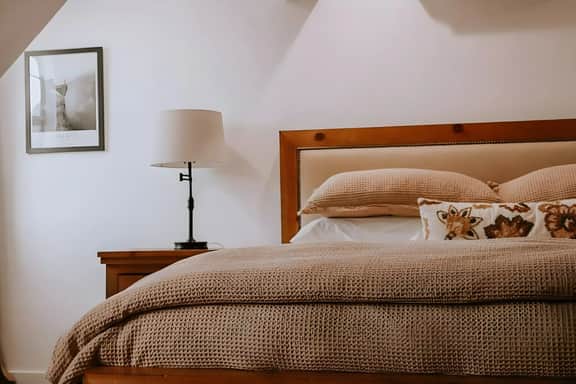 Kinslee's King Suite at Yosemite's Doorstep - Image 2