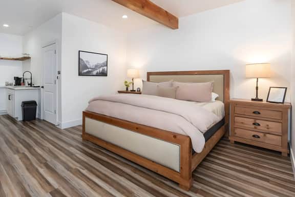 Yosemite Oasis: Kassidy King Suite w/ Luxe Bedding - Image 3