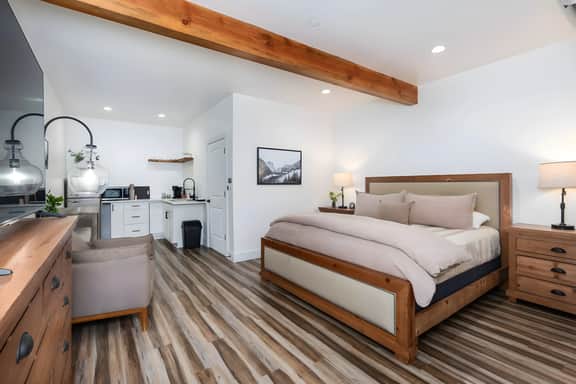 The Four Daughters Inn – The Entire 5 Suite Hotel - Image 4