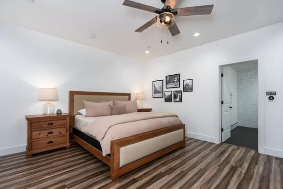Ryann’s King Suite Haven near Majestic Yosemite - Image 1