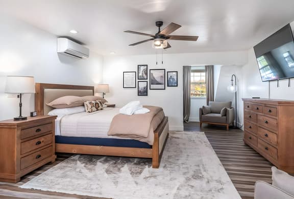 Emma's Escape: King Suite w/ Plush Comforts - Image 1