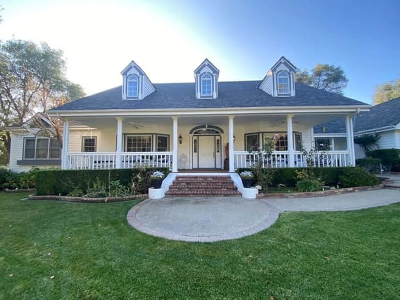 Pinkies Place — Hot Tub Retreat, Sleeps 10+ - Image 1
